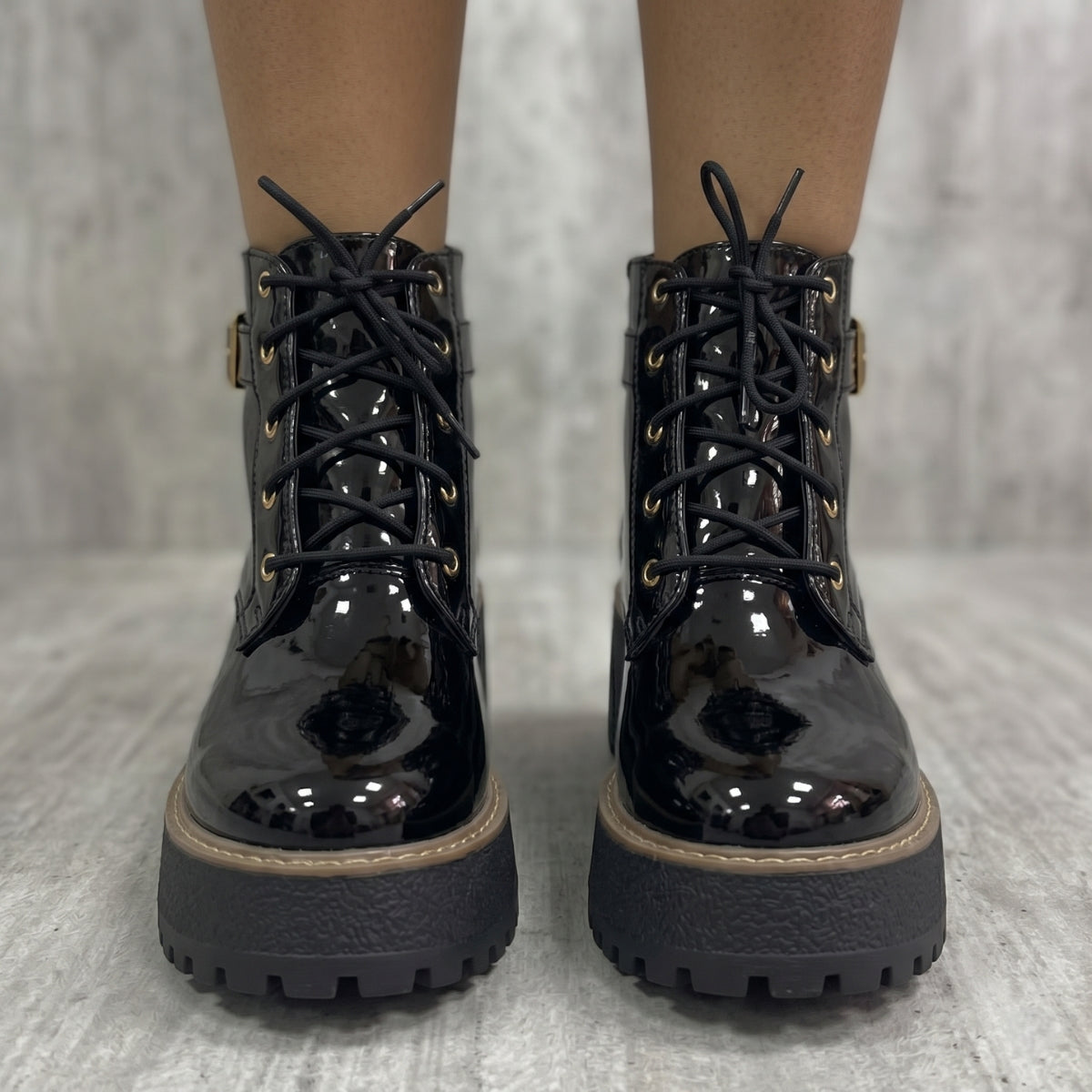 Botín de Charol Negro Con Plataforma y Hebilla Para Mujer - Caja de 6 Pares