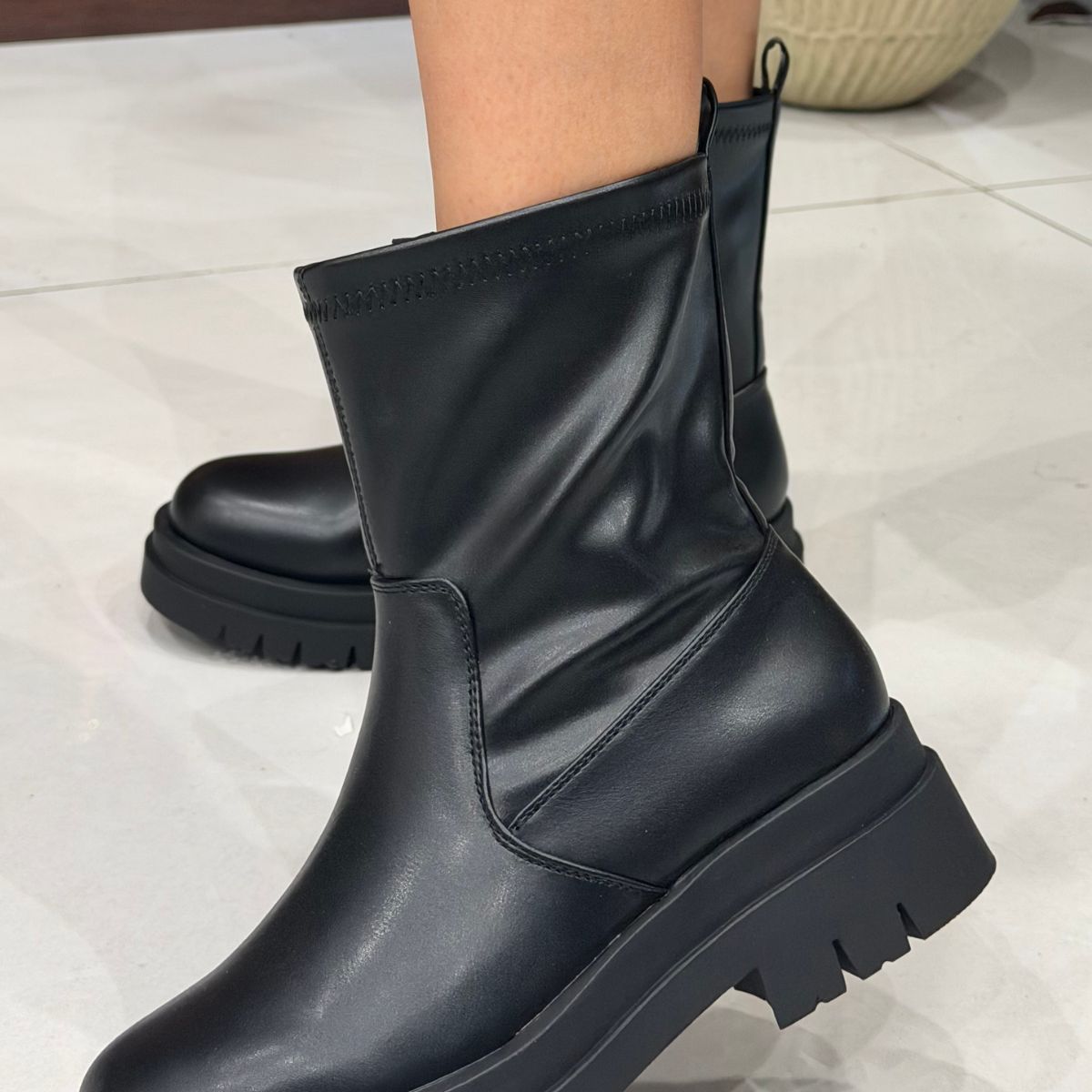 Bota Plataforma de Cuerina Caña Media Negro - Caja de 12 Pares