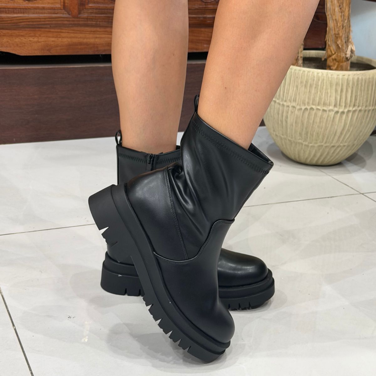Bota Plataforma de Cuerina Caña Media Negro - Caja de 12 Pares
