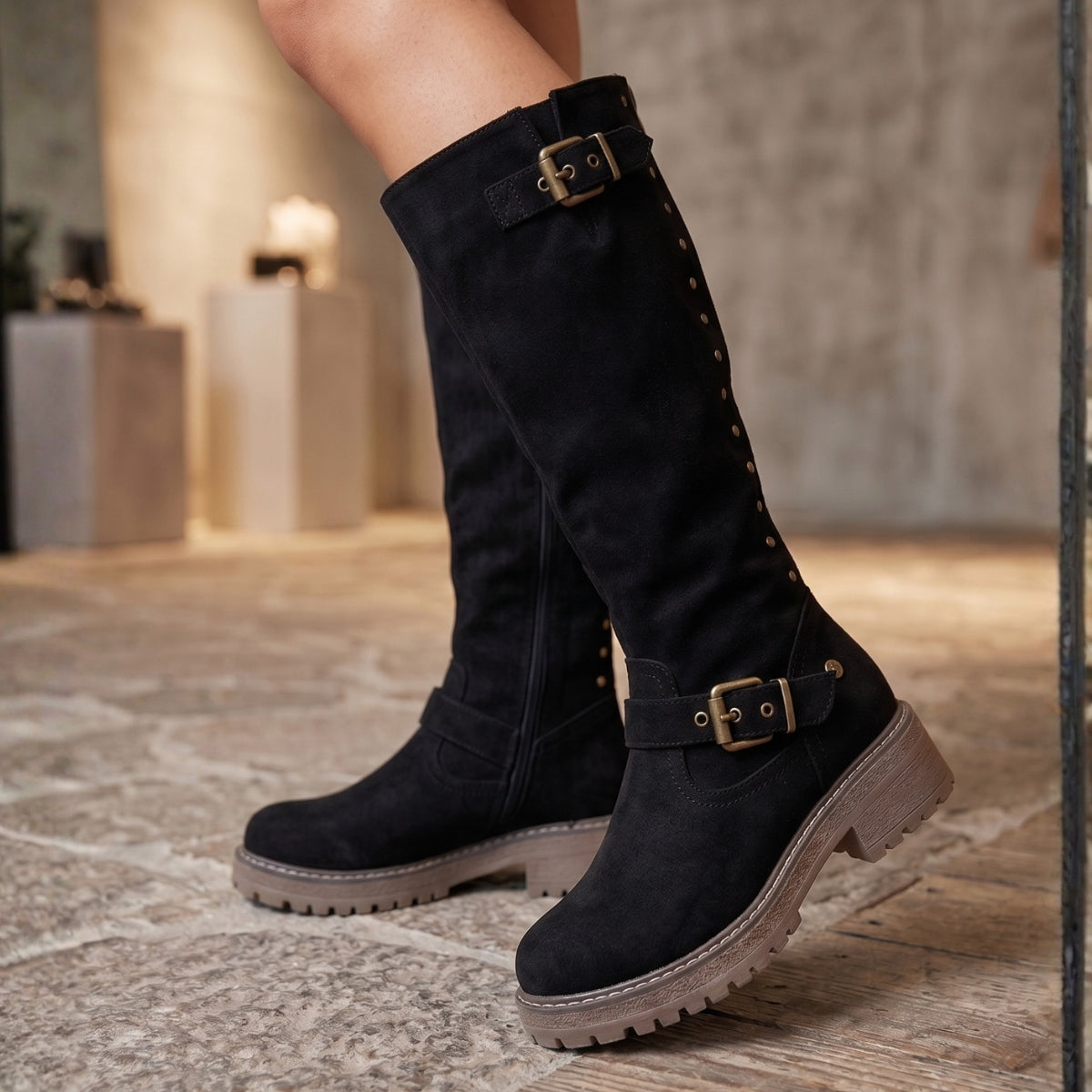 Botas Estilo Biker de Gamuza Negra con Tachas y Doble Hebilla - Caja de 12 Pares