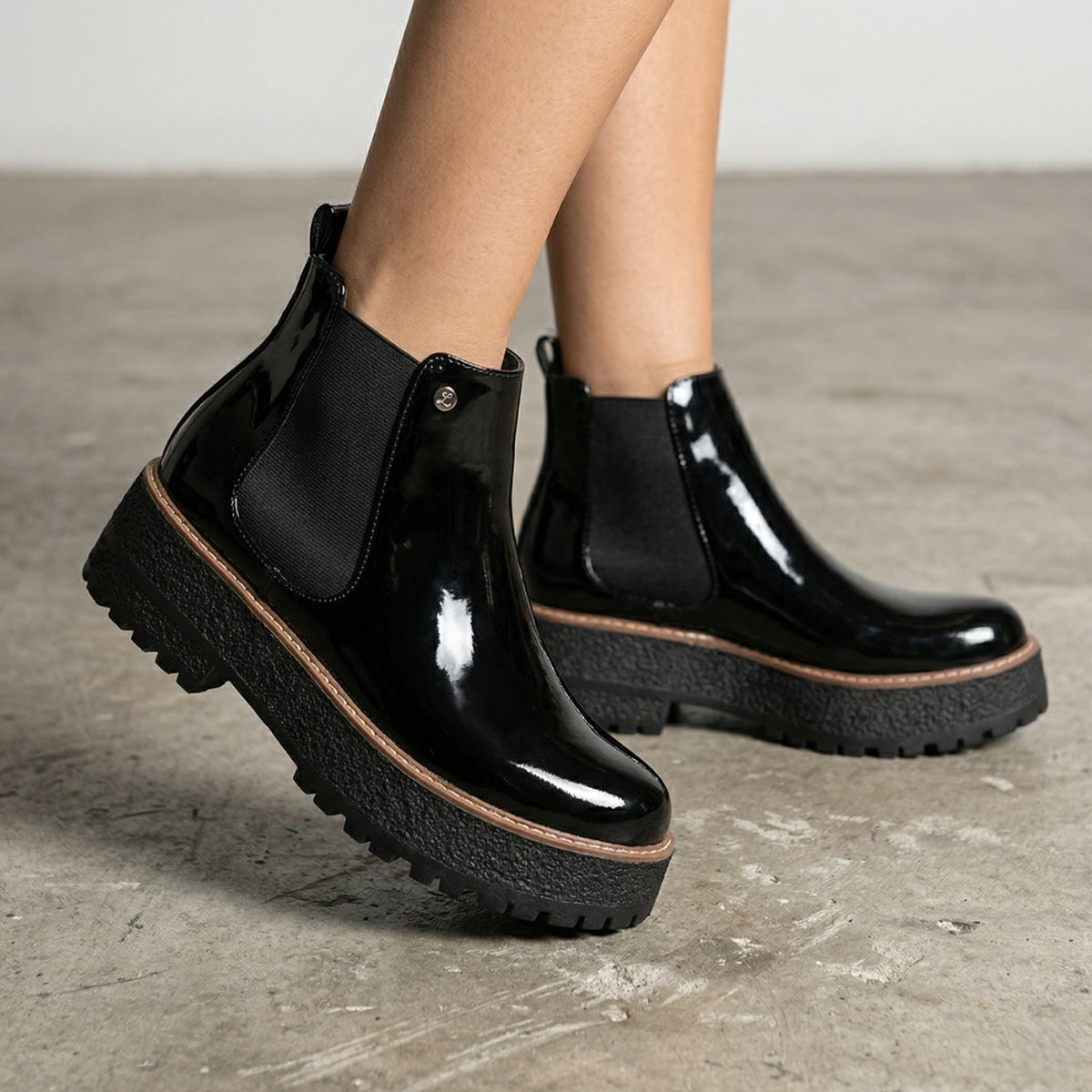 Botín Chelsea de Charol Negro con Plataforma Mujer - Caja de 6 Pares