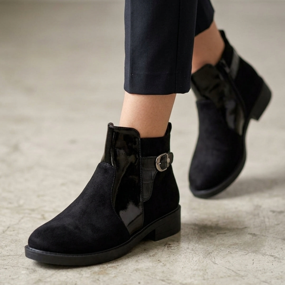 Botín de Mujer en Gamuza y Charol Negro con Hebilla Lateral - Caja de 12 Pares