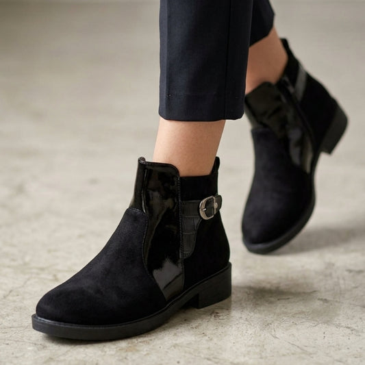 Botín de Mujer en Gamuza y Charol Negro con Hebilla Lateral - Caja de 12 Pares