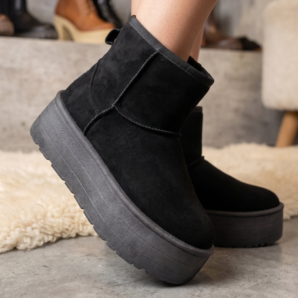 Bota Tipo UGG Con Plataforma Gruesa de Chiporro Negro - Caja de 12 Pares