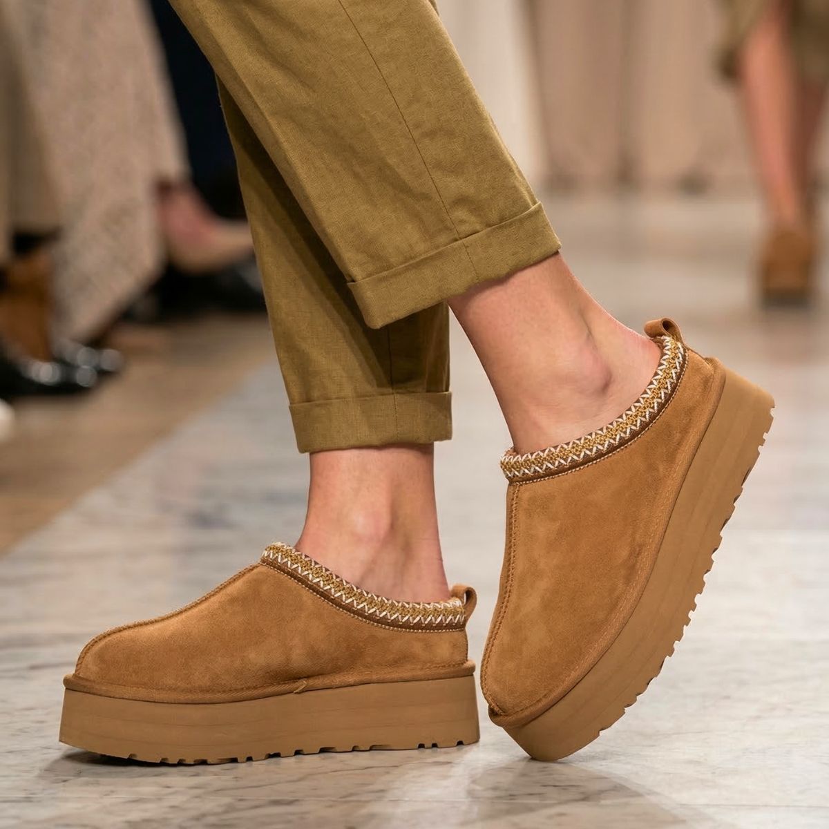 Pantufla de Gamuza Mujer Tazz Chiporro Camel - Caja de 12 Pares