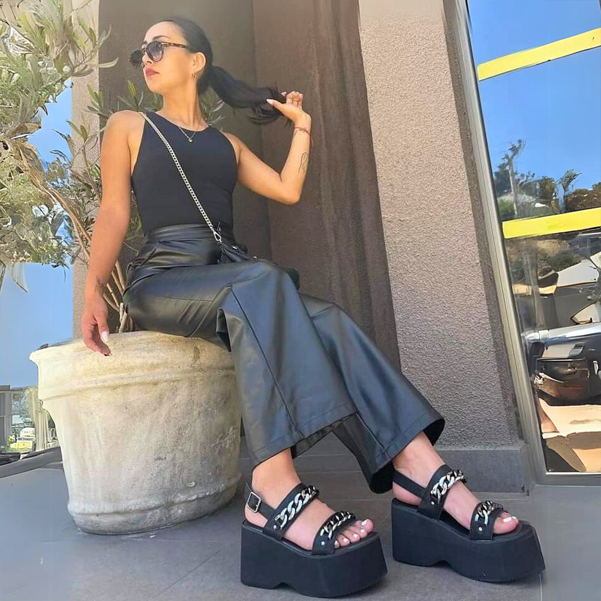 Sandalias Negras de Cadenas Metálicas - Caja de 8 Pares