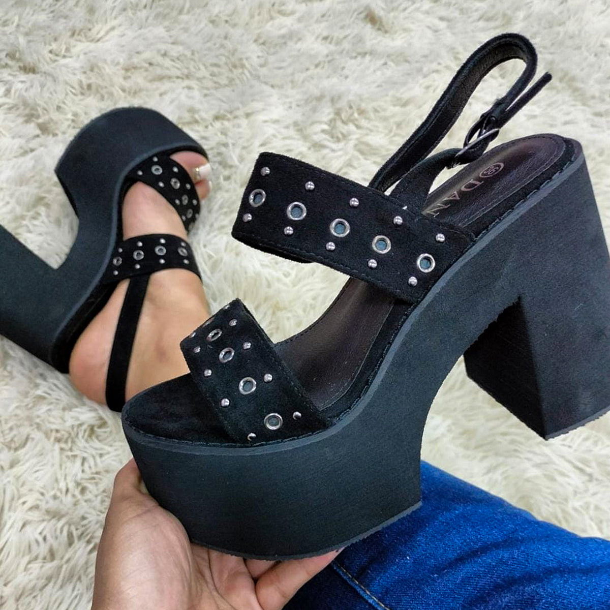 Sandalia de Plataforma Alta Con Hoyos Negro - Caja de 8 Pares