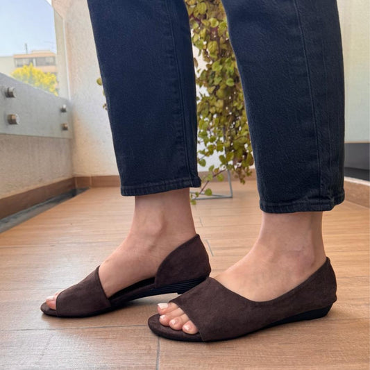 Sandalia de Gamuza Marrón con Talón Cerrado Plano - Caja de 12 Pares